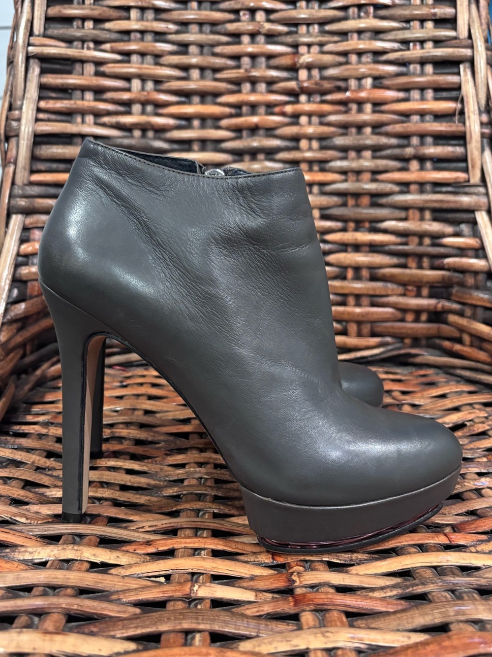 Vince Camuto Gray Leather Elvin Platform High Heel Ankle Booties size 8